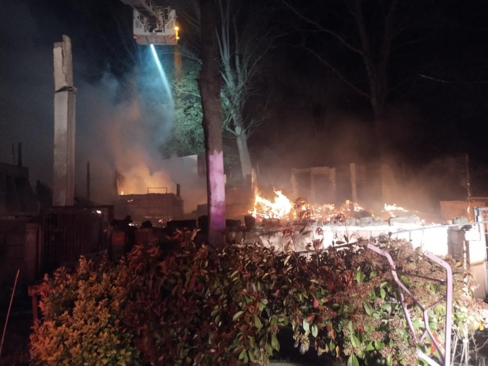 Şile'de gece yarısı alevler yükseldi! Yan yana bulunan 6 restoran küle döndü... 3