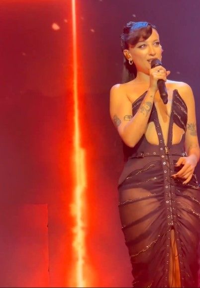 Melike Şahin, sahnede aşka geldi! Eşinden övgü dolu sözlerle bahsetti 11