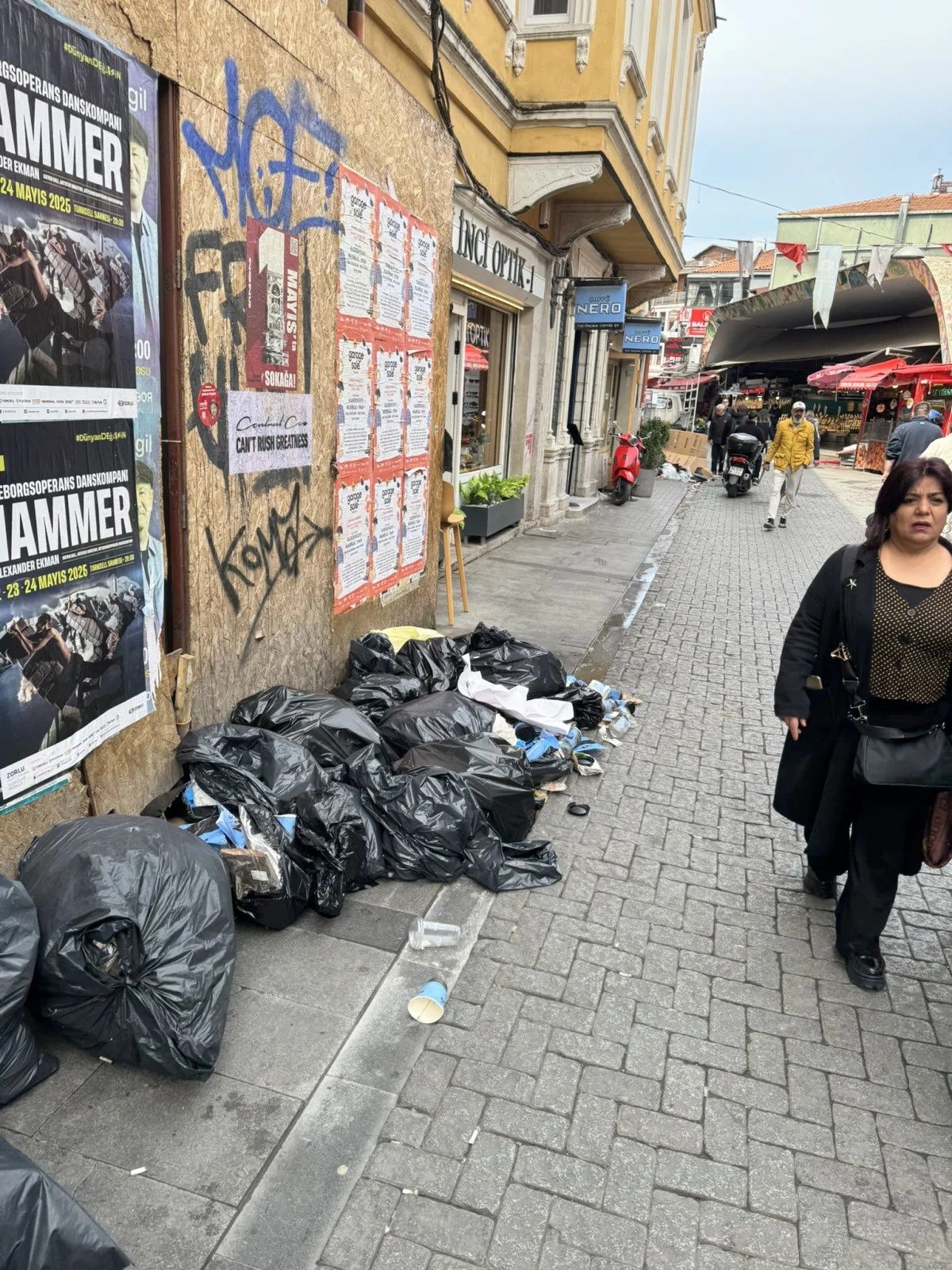 Beşiktaş’ta çöp dağları isyan ettirdi: Belediye maaş ödeyemiyor, sokaklar pislik içinde! 2