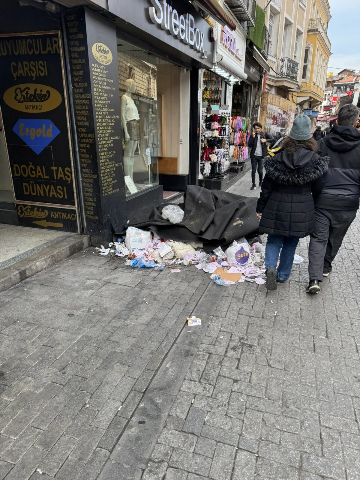Beşiktaş’ta çöp dağları isyan ettirdi: Belediye maaş ödeyemiyor, sokaklar pislik içinde! 3
