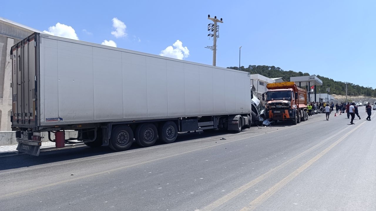 Silifke'de yoldan çıkan kamyon dehşet saçtı, 13 motosiklet, 2 otomobil pert 1
