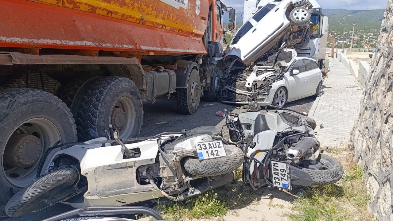 Silifke'de yoldan çıkan kamyon dehşet saçtı, 13 motosiklet, 2 otomobil pert 5