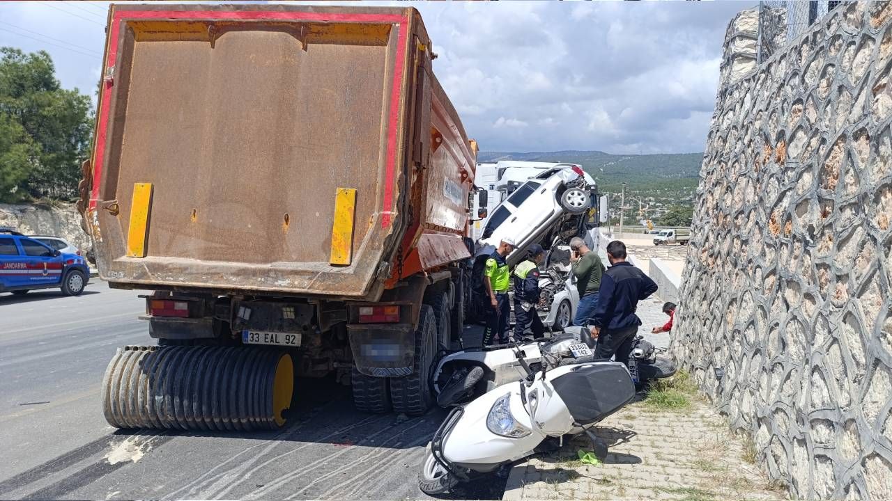 Silifke'de yoldan çıkan kamyon dehşet saçtı, 13 motosiklet, 2 otomobil pert 4