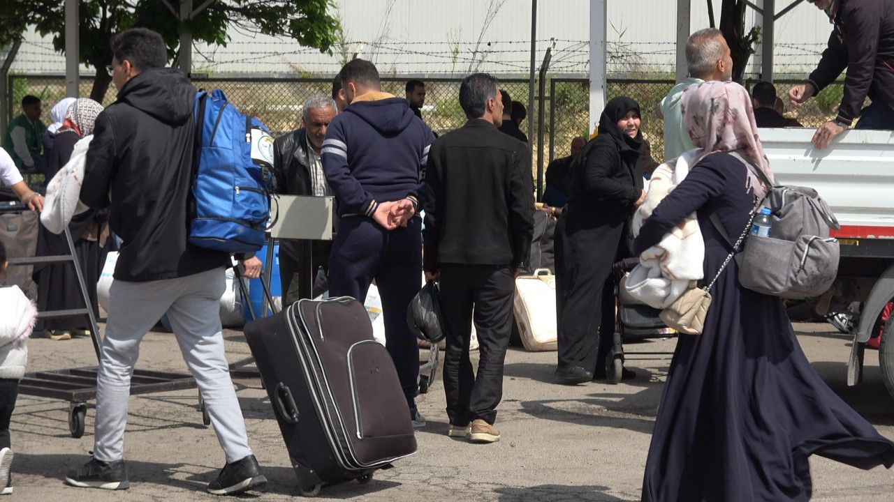 Suriyeli mültecilerin Öncüpınar Gümrük Kapısı'nda eve dönüş telaşı; teşekkür edip gittiler 3