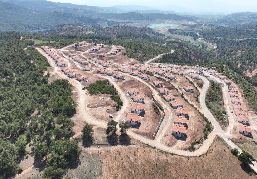 Kahramanmaraş Dulkadiroğlu'nda depremzedelere villa gibi evler yapıldı, muhtar öve öve bitiremedi 5