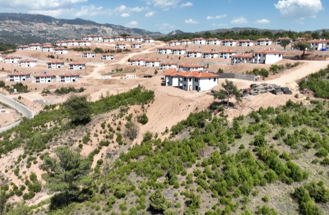 Kahramanmaraş Dulkadiroğlu'nda depremzedelere villa gibi evler yapıldı, muhtar öve öve bitiremedi 4