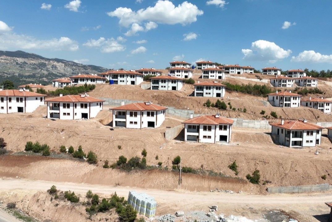 Kahramanmaraş Dulkadiroğlu'nda depremzedelere villa gibi evler yapıldı, muhtar öve öve bitiremedi 3