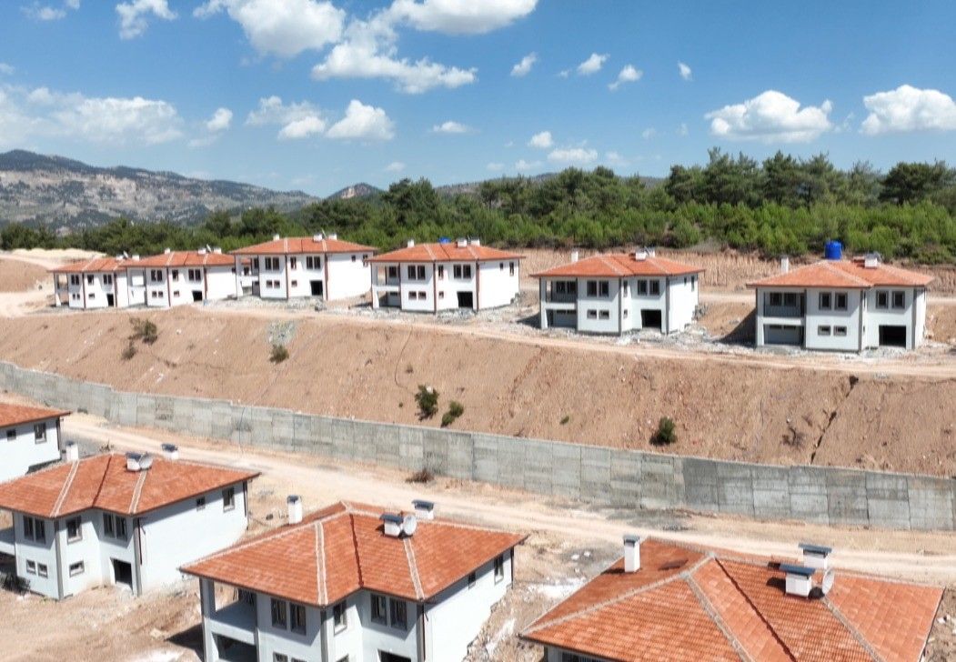 Kahramanmaraş Dulkadiroğlu'nda depremzedelere villa gibi evler yapıldı, muhtar öve öve bitiremedi 2