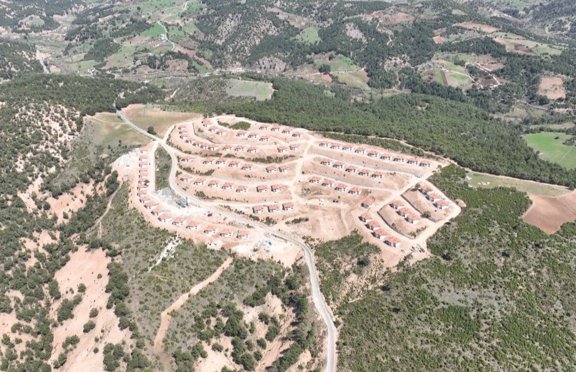 Kahramanmaraş Dulkadiroğlu'nda depremzedelere villa gibi evler yapıldı, muhtar öve öve bitiremedi 1