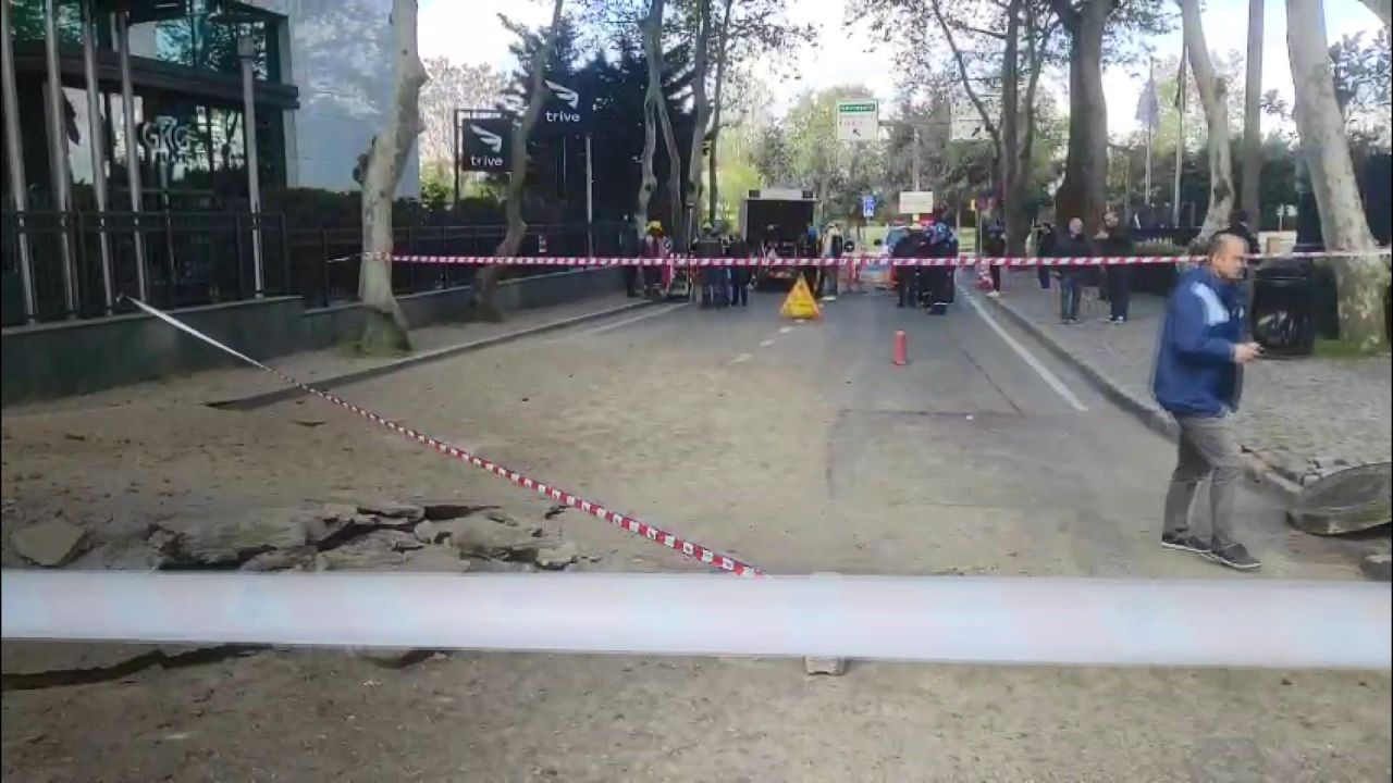 Sarıyer sahil yolu trafiğe kapatıldı, asfaltın kırıldığı anlar kamerada 11