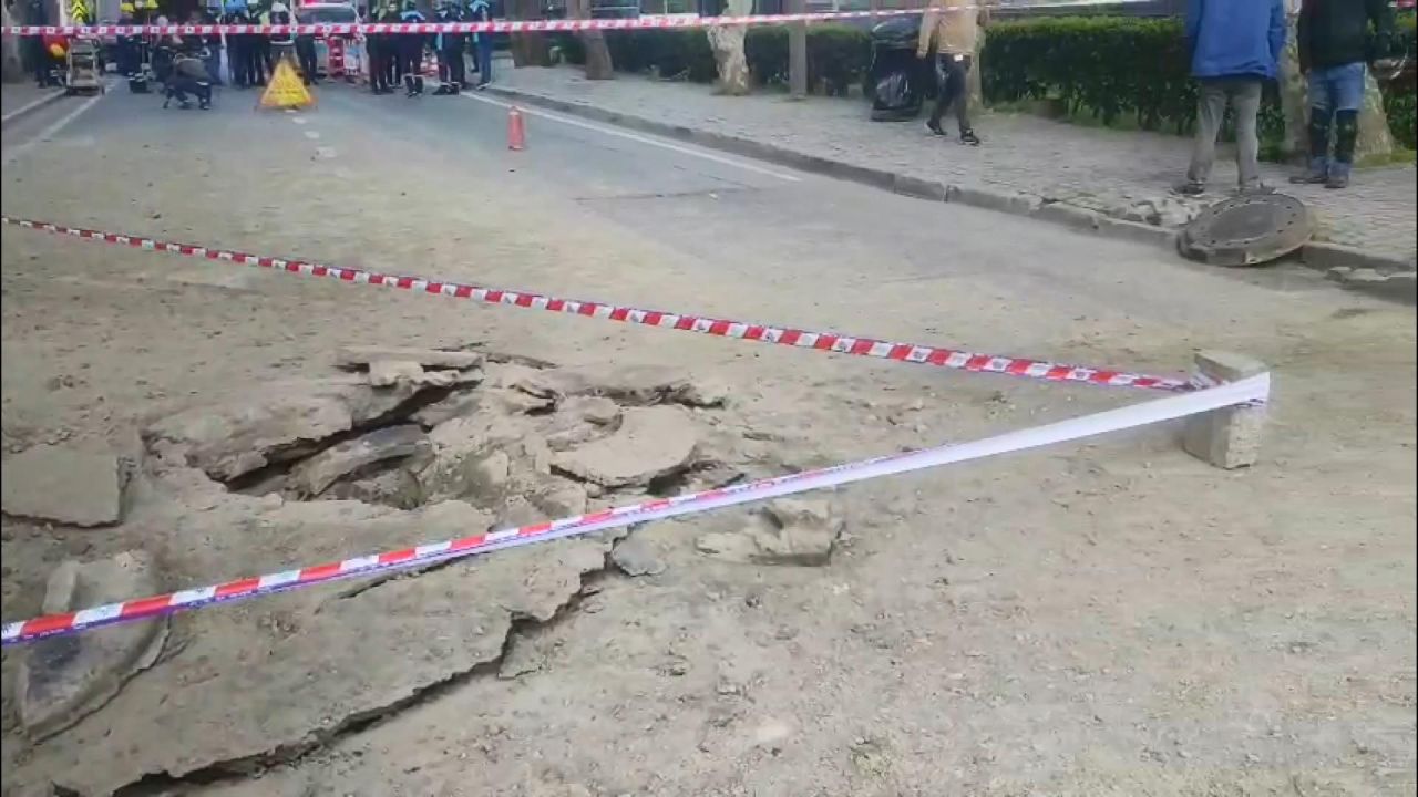 Sarıyer sahil yolu trafiğe kapatıldı, asfaltın kırıldığı anlar kamerada 5