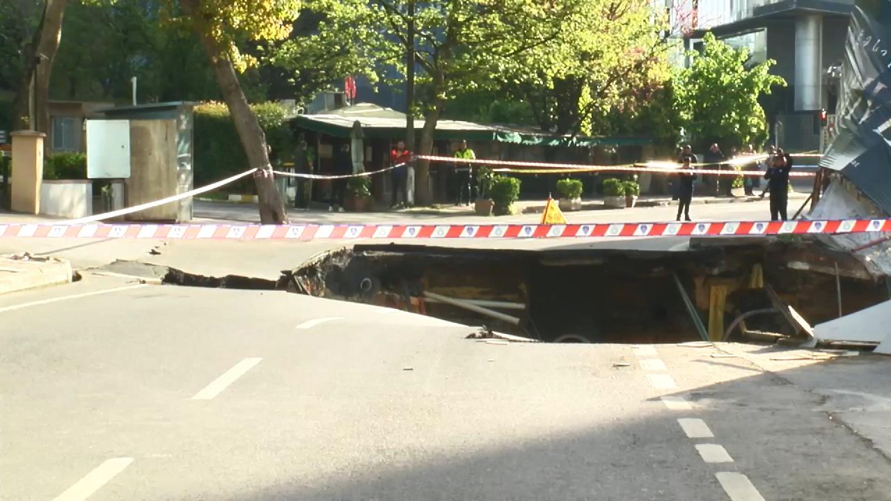 Sarıyer sahil yolu trafiğe kapatıldı, asfaltın kırıldığı anlar kamerada 3