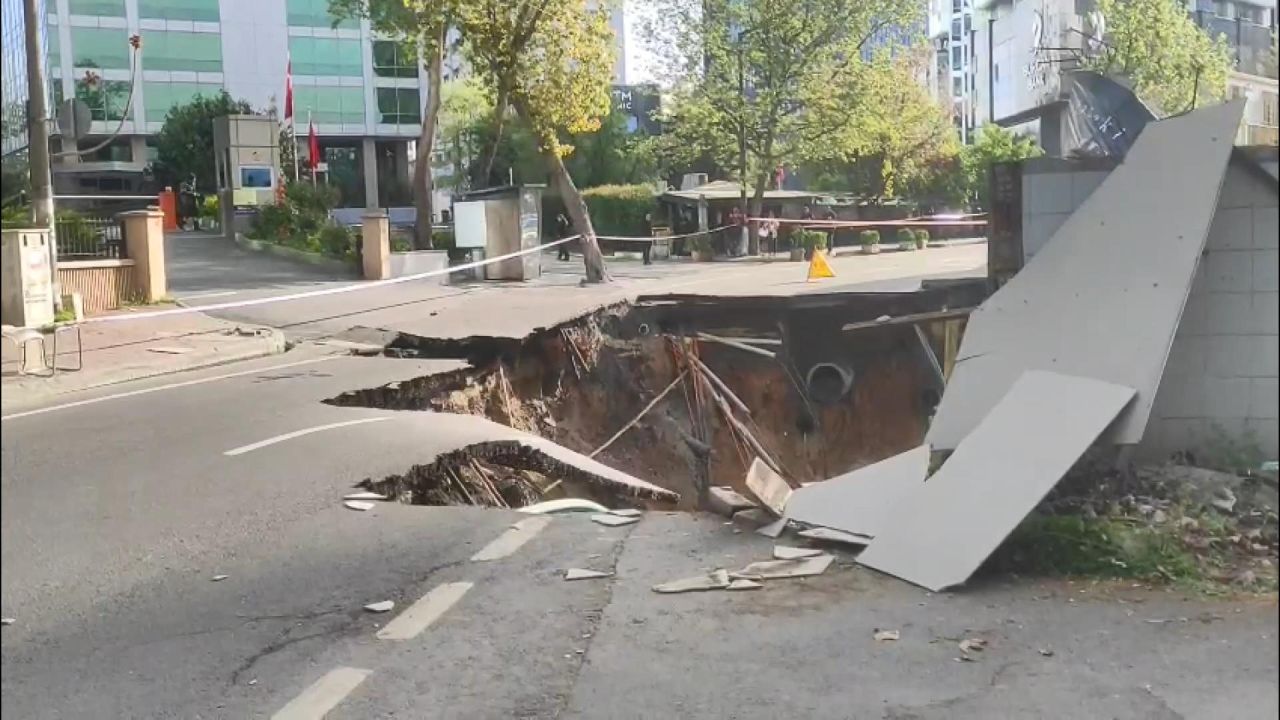 Sarıyer sahil yolu trafiğe kapatıldı, asfaltın kırıldığı anlar kamerada 1