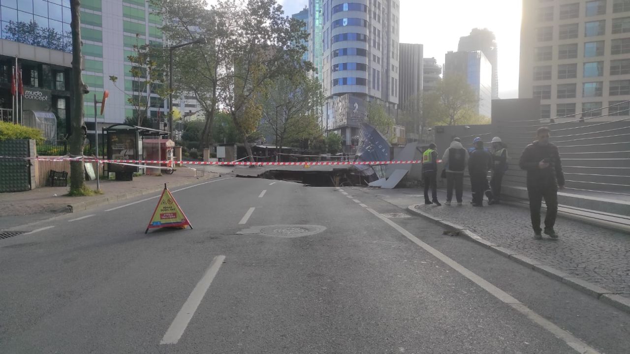 Sarıyer sahil yolu trafiğe kapatıldı, asfaltın kırıldığı anlar kamerada 10
