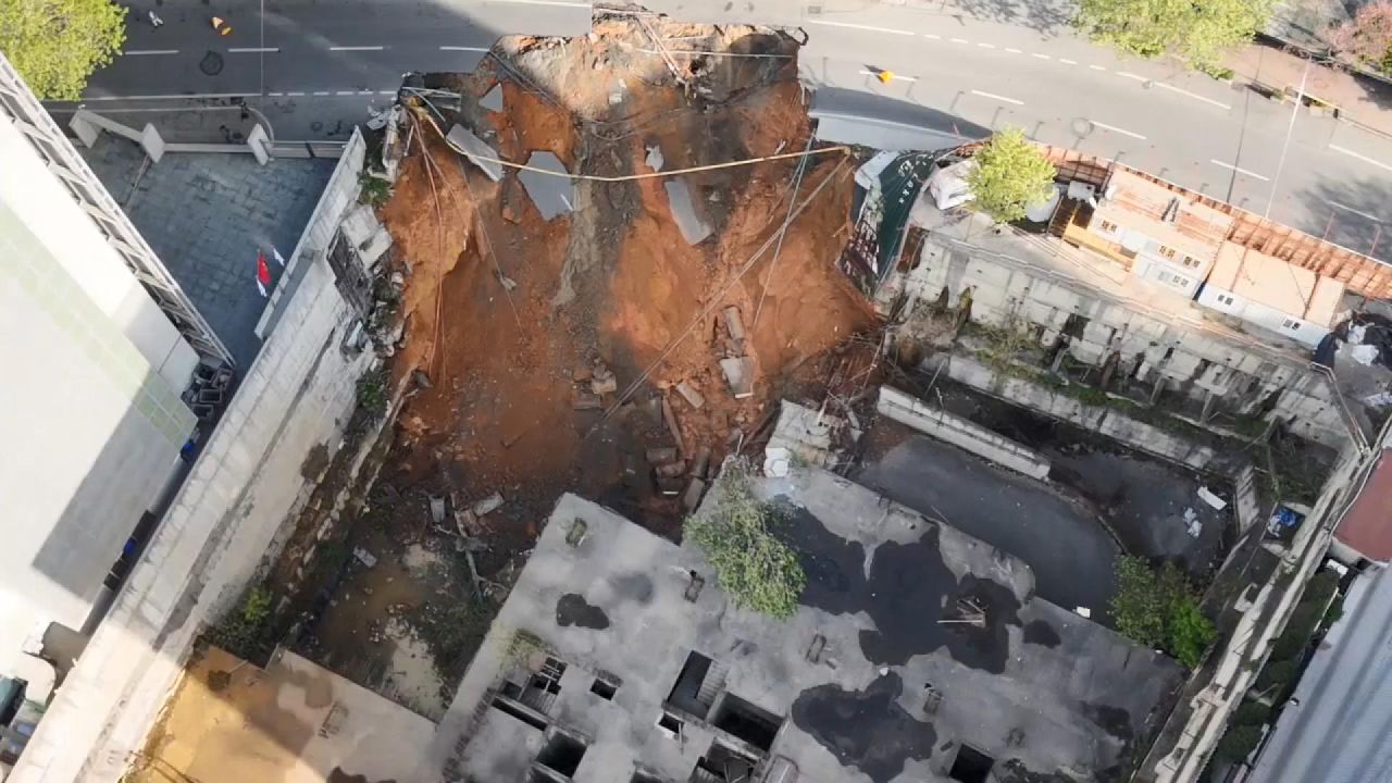 Sarıyer sahil yolu trafiğe kapatıldı, asfaltın kırıldığı anlar kamerada 6