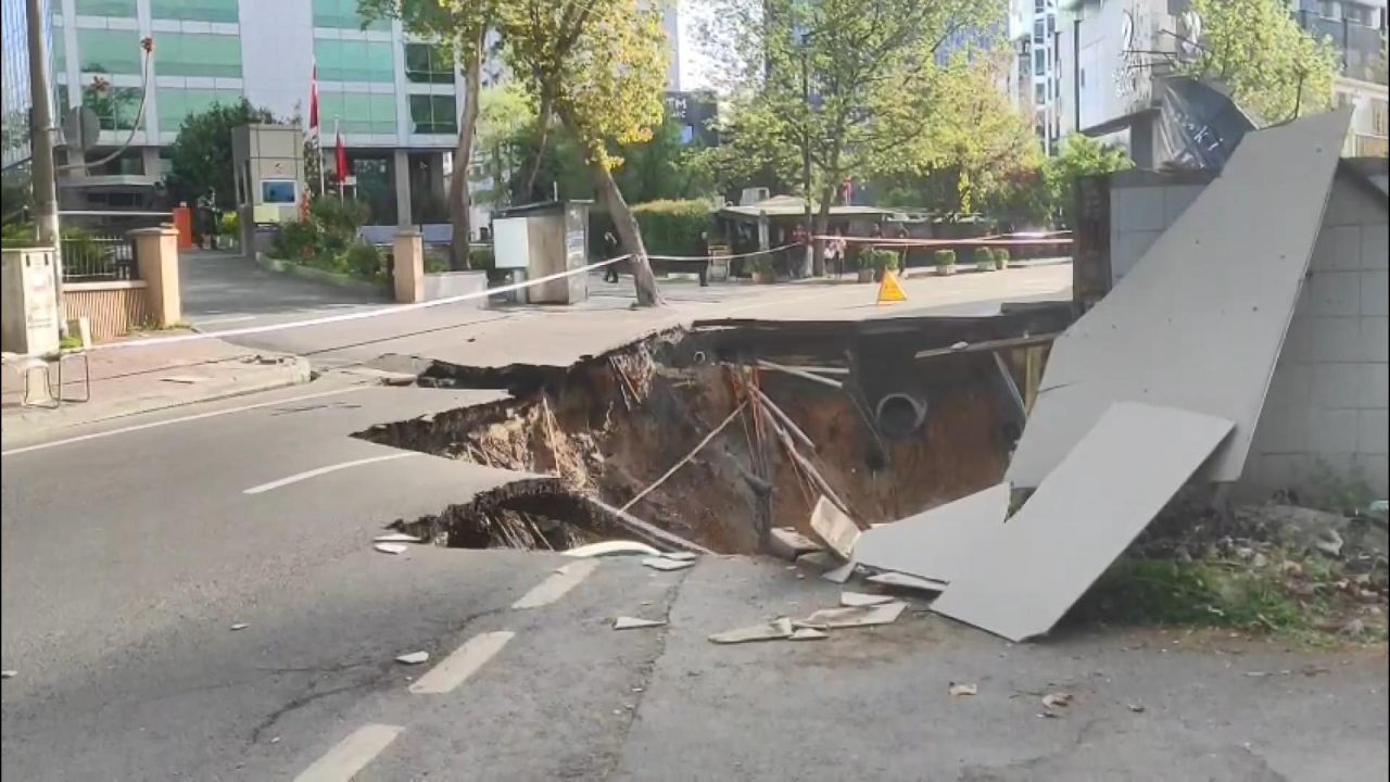 Sarıyer sahil yolu trafiğe kapatıldı, asfaltın kırıldığı anlar kamerada 2