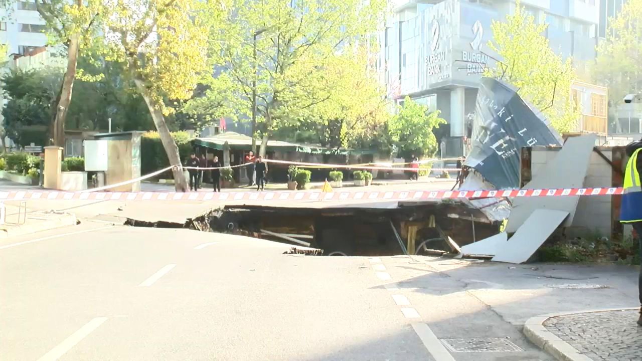 Sarıyer sahil yolu trafiğe kapatıldı, asfaltın kırıldığı anlar kamerada 4