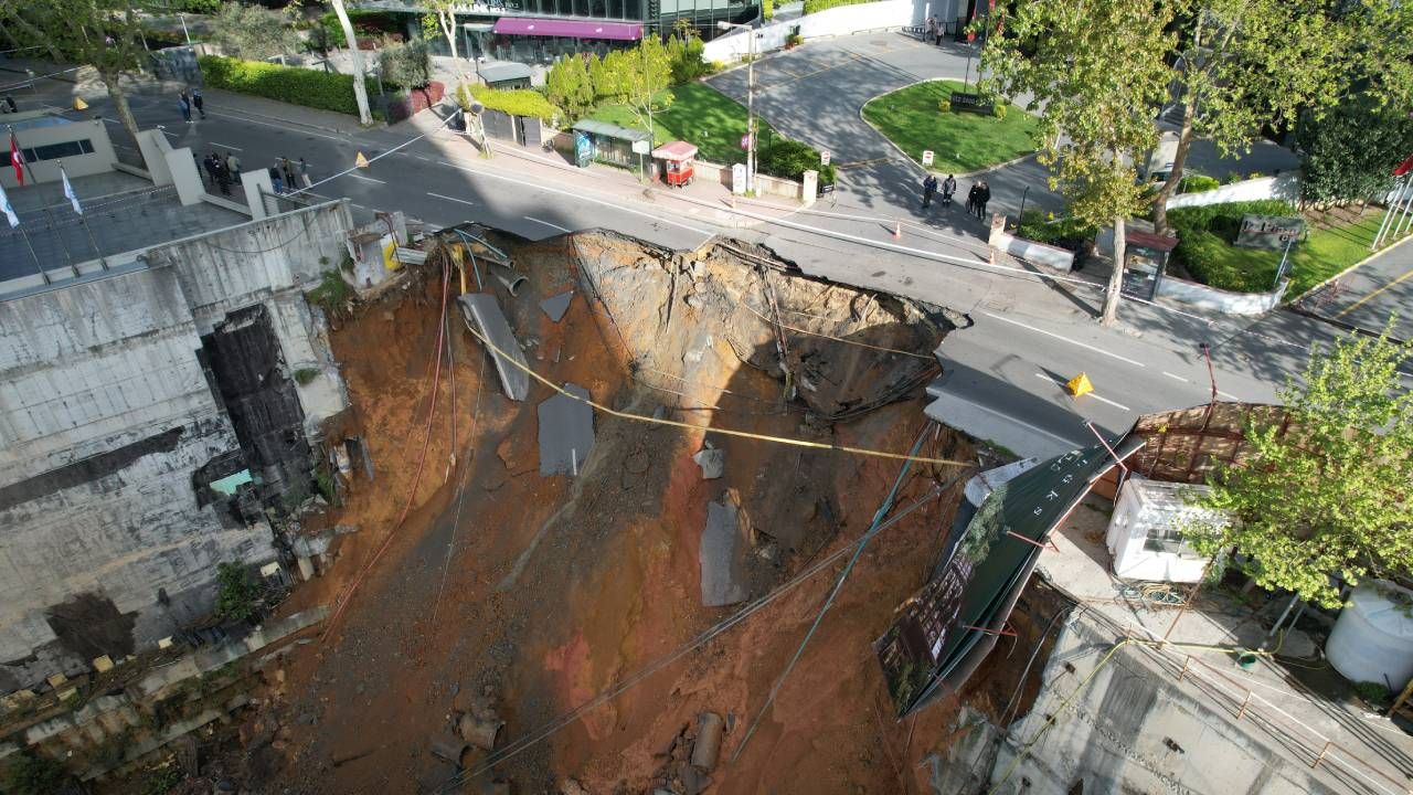 Sarıyer sahil yolu trafiğe kapatıldı, asfaltın kırıldığı anlar kamerada 14