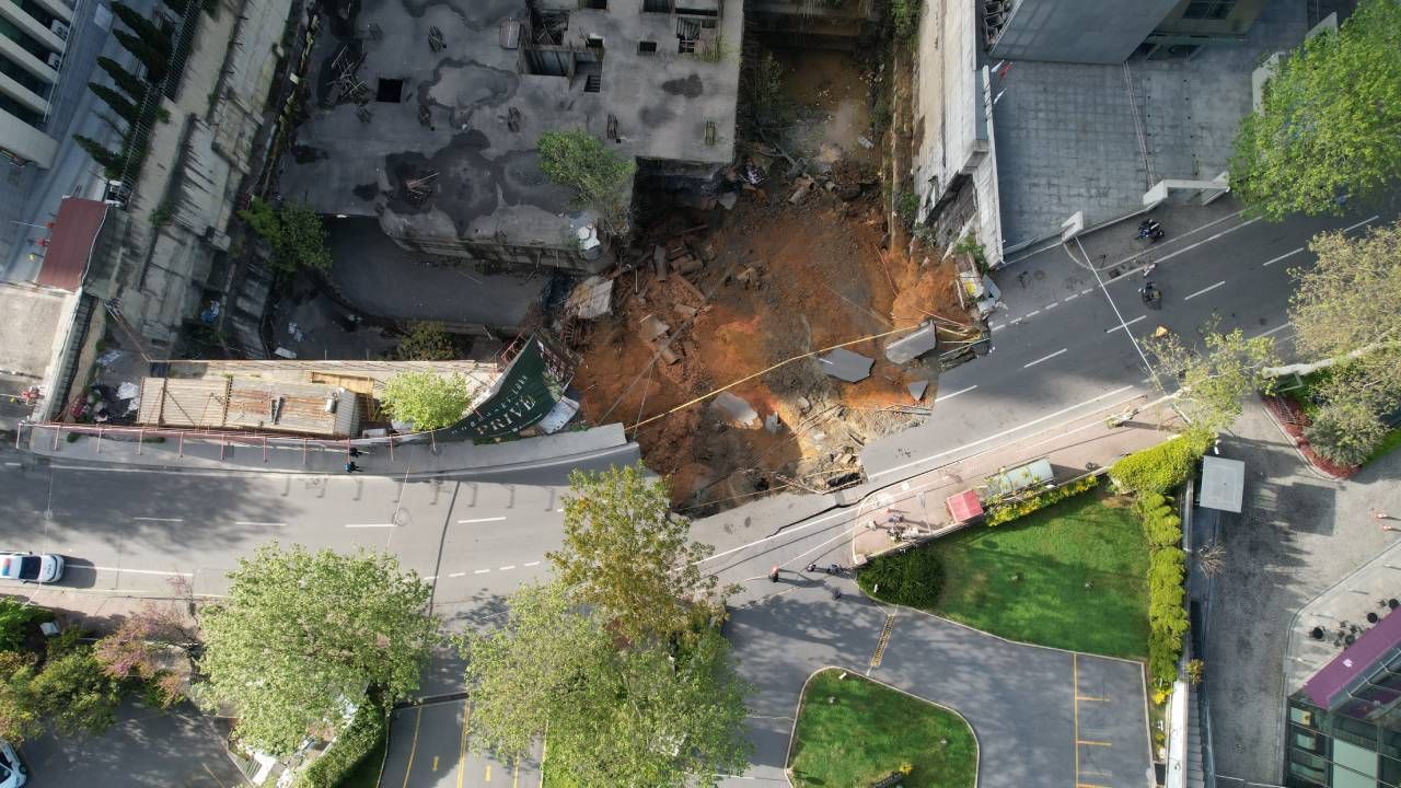 Sarıyer sahil yolu trafiğe kapatıldı, asfaltın kırıldığı anlar kamerada 13