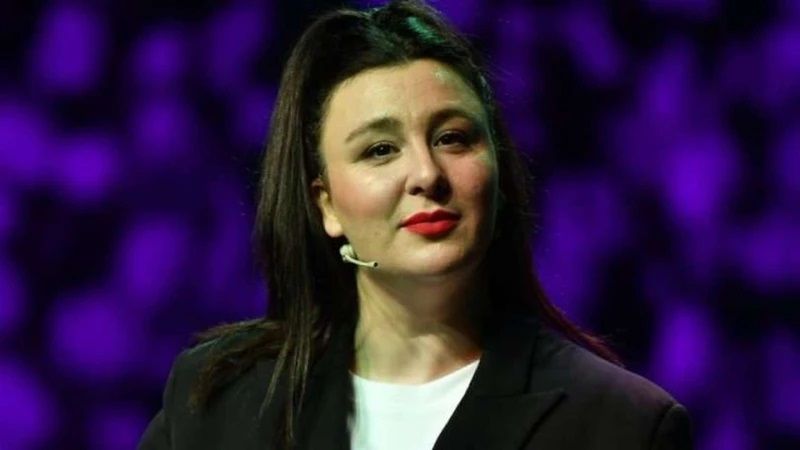 Ünlü komedyen Yasemin Sakallıoğlu, bebeklik fotoğrafını paylaştı! Düştüğü not güldürdü 1