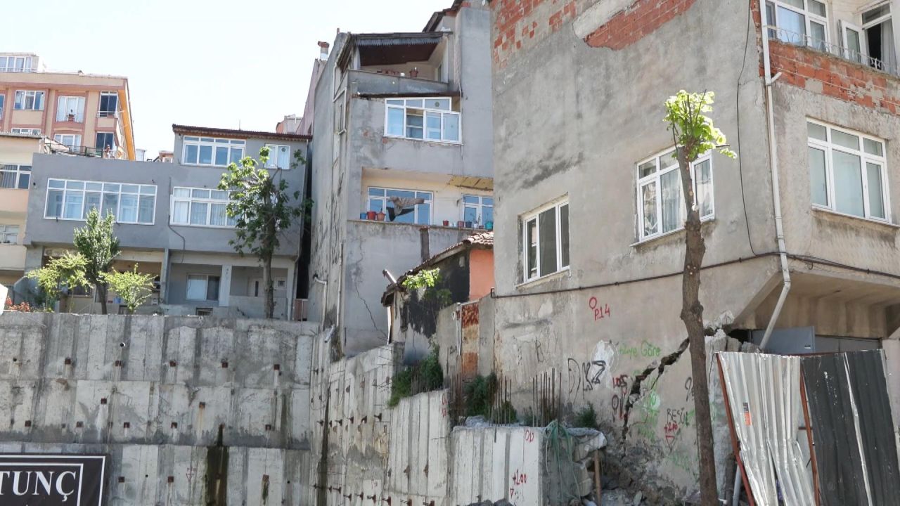 İstanbul'da yine yol çöktü, iki bina tahliye edildi! Bu kez Gaziosmanpaşa... 5