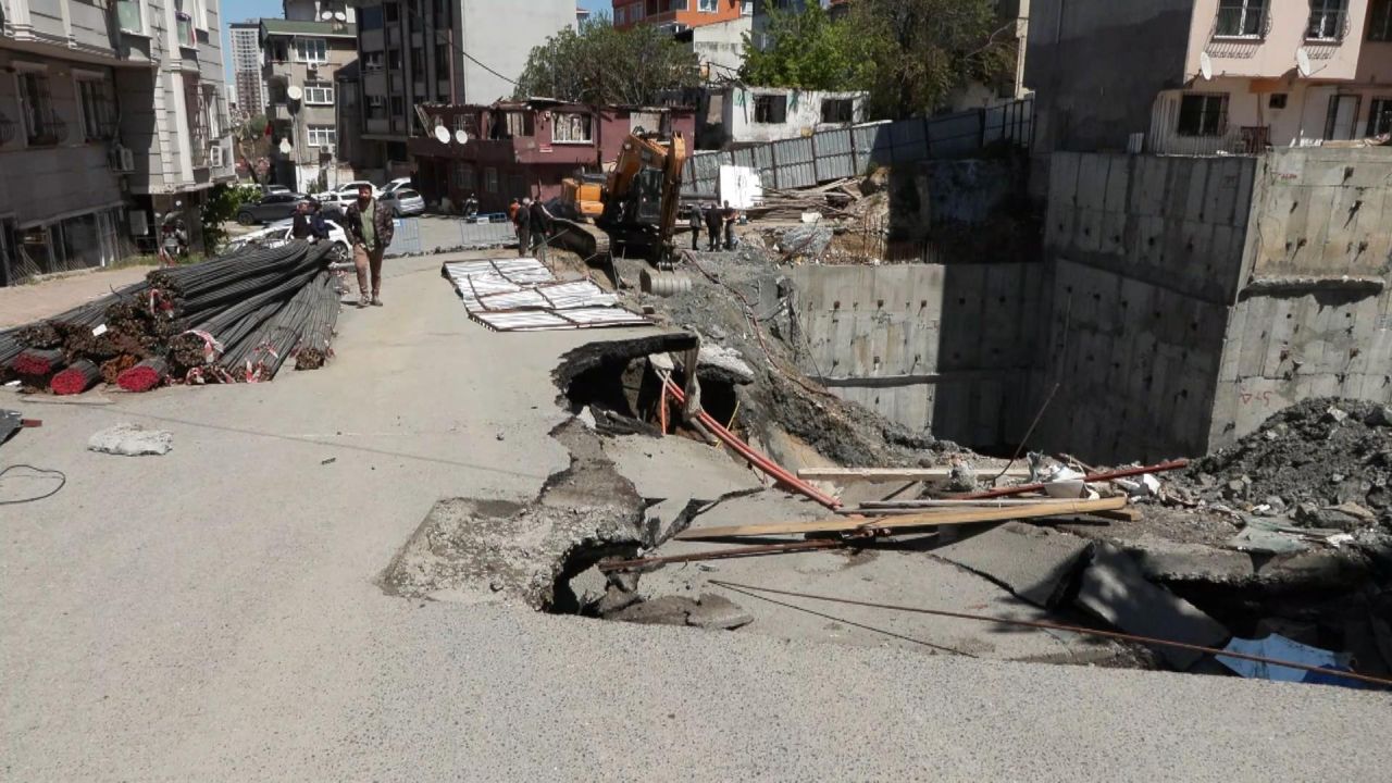 İstanbul'da yine yol çöktü, iki bina tahliye edildi! Bu kez Gaziosmanpaşa... 3