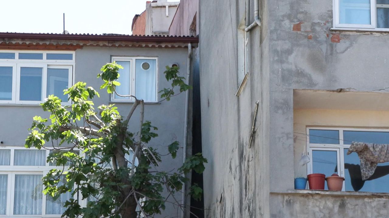 İstanbul'da yine yol çöktü, iki bina tahliye edildi! Bu kez Gaziosmanpaşa... 6