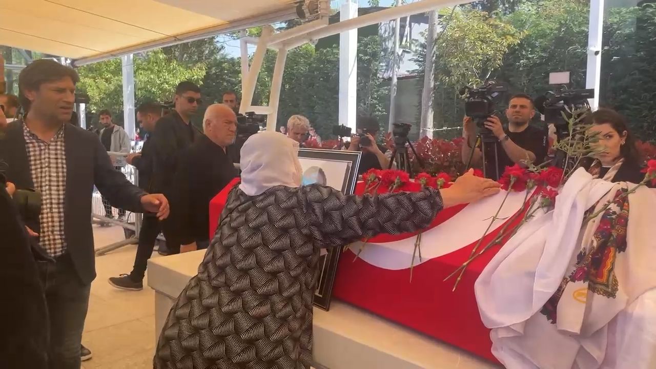 Barışın emekçisine son görev: İnşaat işçileri bile mesaiden çıkıp Sırrı Süreyya'nın cenazesine koştu 3