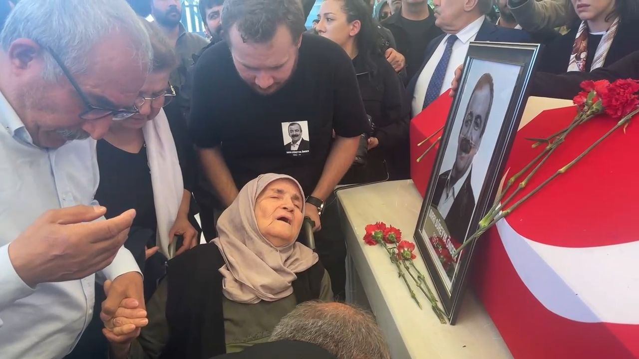 Barışın emekçisine son görev: İnşaat işçileri bile mesaiden çıkıp Sırrı Süreyya'nın cenazesine koştu 4