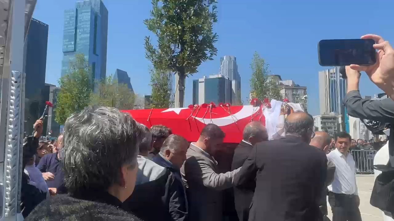 Barışın emekçisine son görev: İnşaat işçileri bile mesaiden çıkıp Sırrı Süreyya'nın cenazesine koştu 7