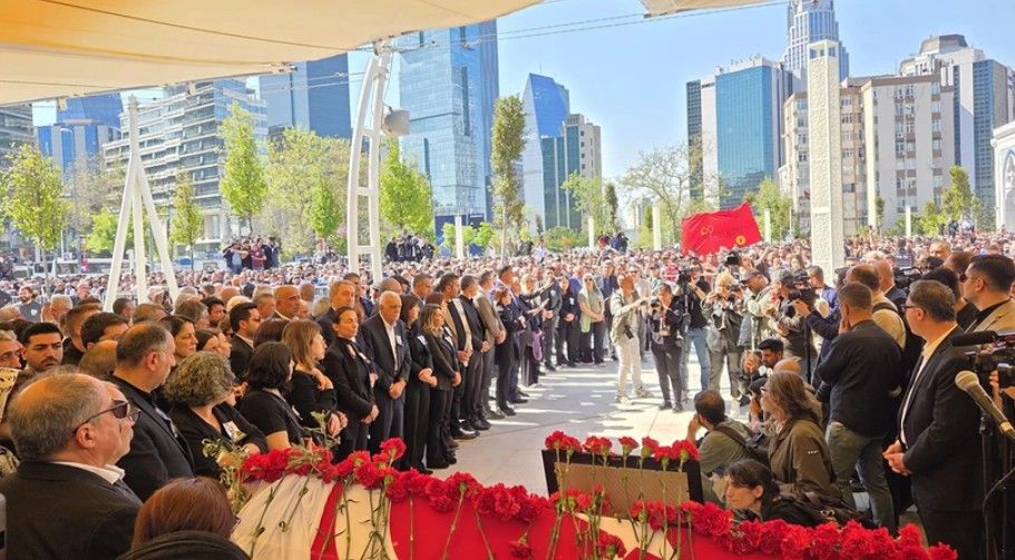 Barışın emekçisine son görev: İnşaat işçileri bile mesaiden çıkıp Sırrı Süreyya'nın cenazesine koştu 9