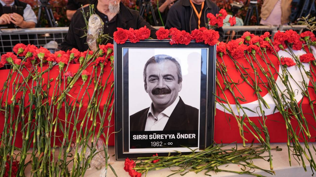 Barışın emekçisine son görev: İnşaat işçileri bile mesaiden çıkıp Sırrı Süreyya'nın cenazesine koştu 1
