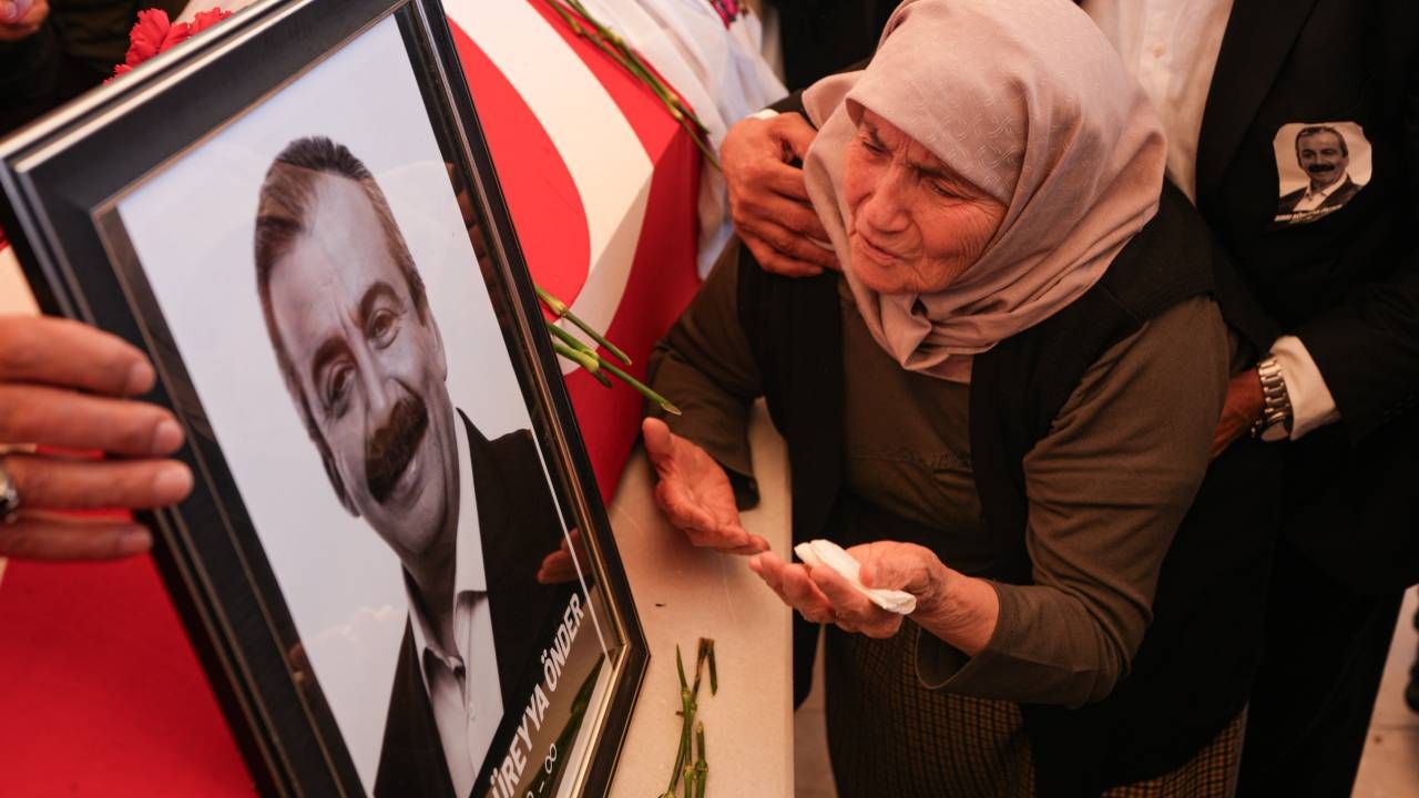 Barışın emekçisine son görev: İnşaat işçileri bile mesaiden çıkıp Sırrı Süreyya'nın cenazesine koştu 2