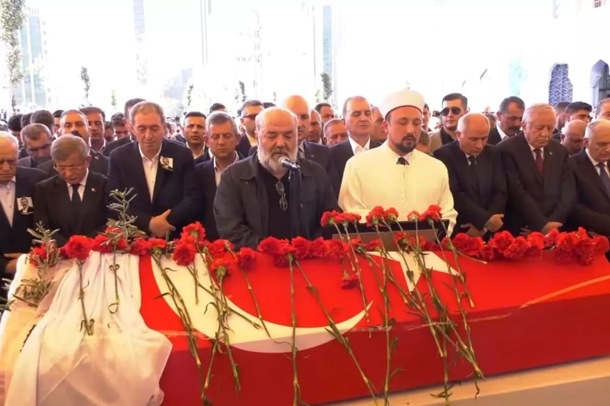 Sırrı Süreyya Önder'in vasiyeti yerine getirildi... Cenaze namazını İhsan Eliaçık kıldırdı! 3