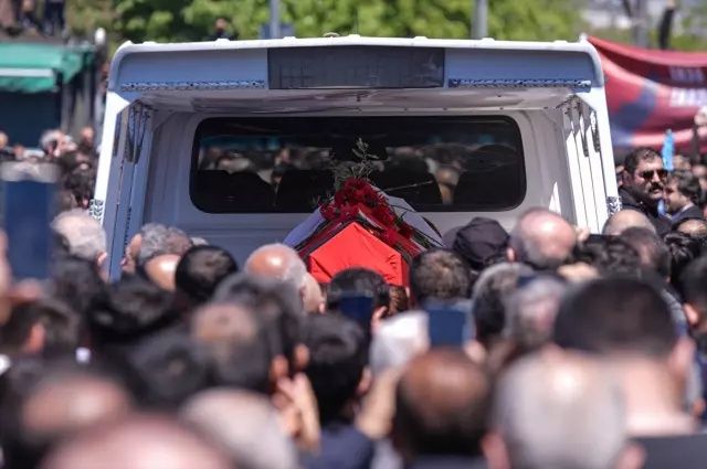 Sırrı Süreyya Önder'in vasiyeti yerine getirildi... Cenaze namazını İhsan Eliaçık kıldırdı! 5