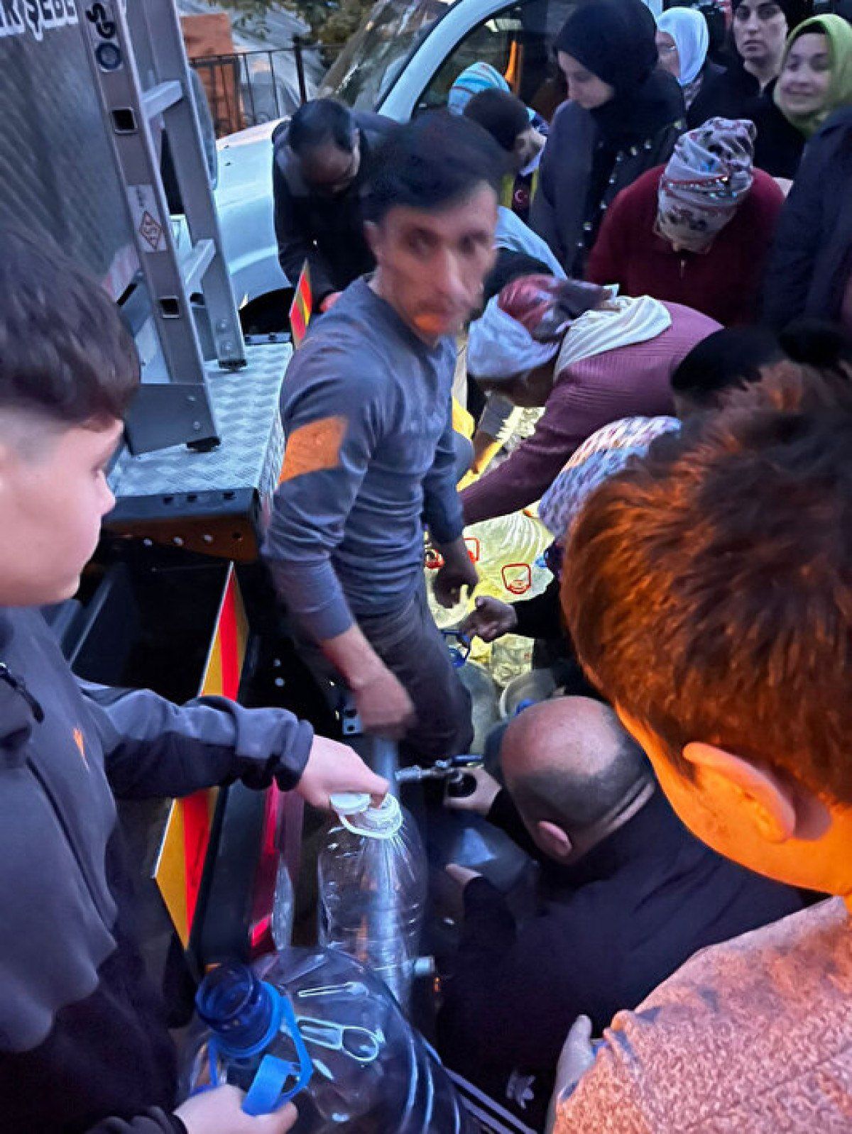 Sarıyer’de çöken yol bölgeyi felç etti: Eski Büyükdere Caddesi kapalı, Ayazağa susuz, vatandaşlar isyanda! 4