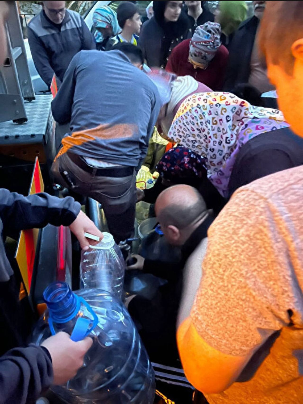 Sarıyer’de çöken yol bölgeyi felç etti: Eski Büyükdere Caddesi kapalı, Ayazağa susuz, vatandaşlar isyanda! 3