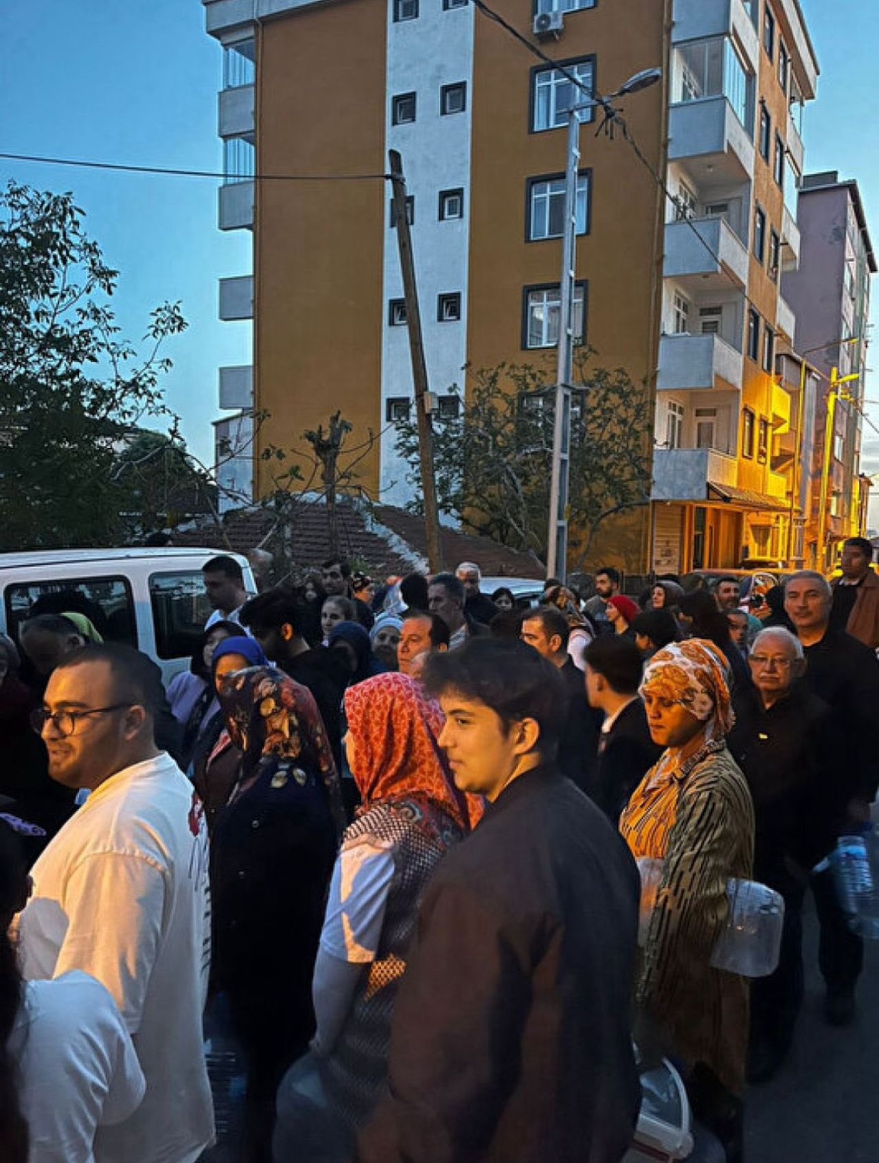 Sarıyer’de çöken yol bölgeyi felç etti: Eski Büyükdere Caddesi kapalı, Ayazağa susuz, vatandaşlar isyanda! 2