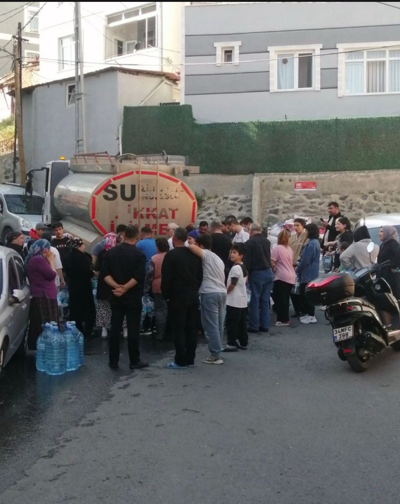 Sarıyer’de çöken yol bölgeyi felç etti: Eski Büyükdere Caddesi kapalı, Ayazağa susuz, vatandaşlar isyanda! 1