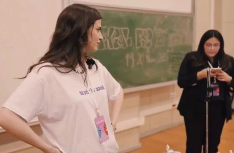 Defne Samyeli'nin kızı Derin Talu'dan Boğaziçi Üniversitesi'nde söyleşi! Matcha çayı tarifi verdi 5