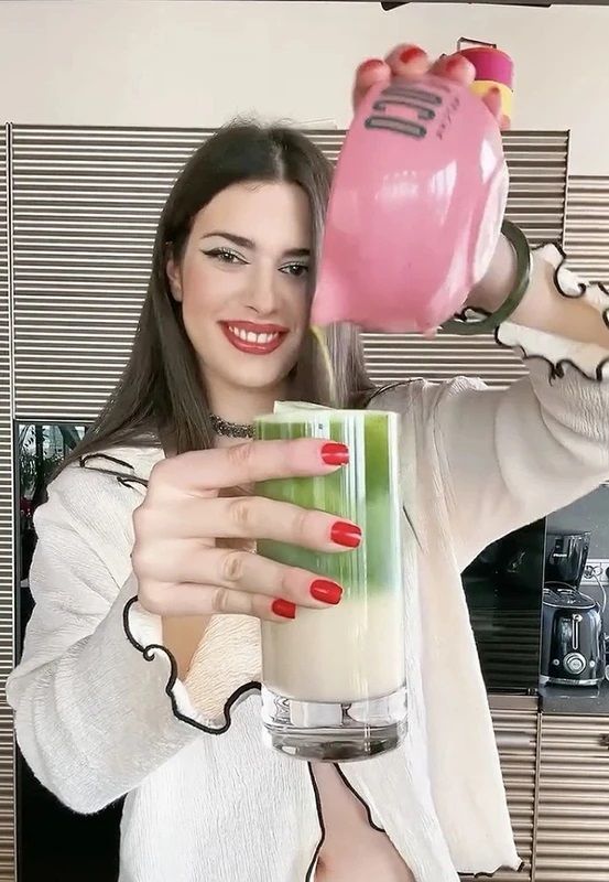 Defne Samyeli'nin kızı Derin Talu'dan Boğaziçi Üniversitesi'nde söyleşi! Matcha çayı tarifi verdi 4