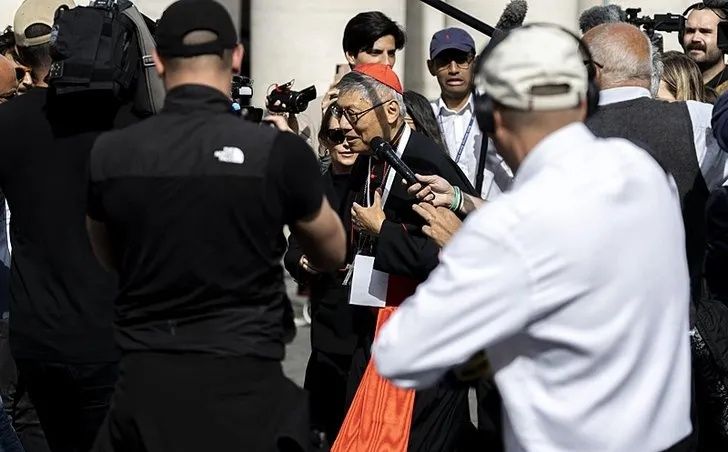 Yeni Papa bacadan çıkacak! Gözler Vatikan'da: Dünyanın en gizli oylaması bugün başlıyor! Sinyal kesiciler devrede... 12