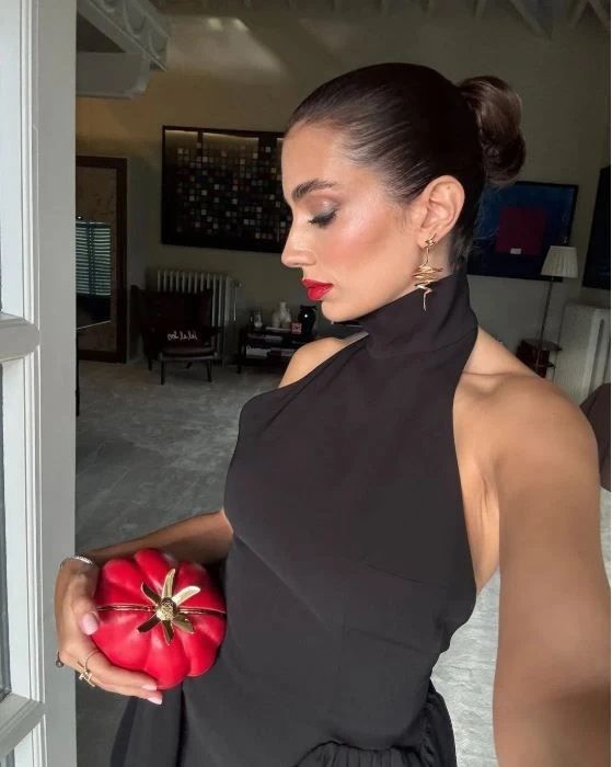 Rachel Araz'ın domates şeklindeki çantasının fiyatı dudak uçuklattı! 3