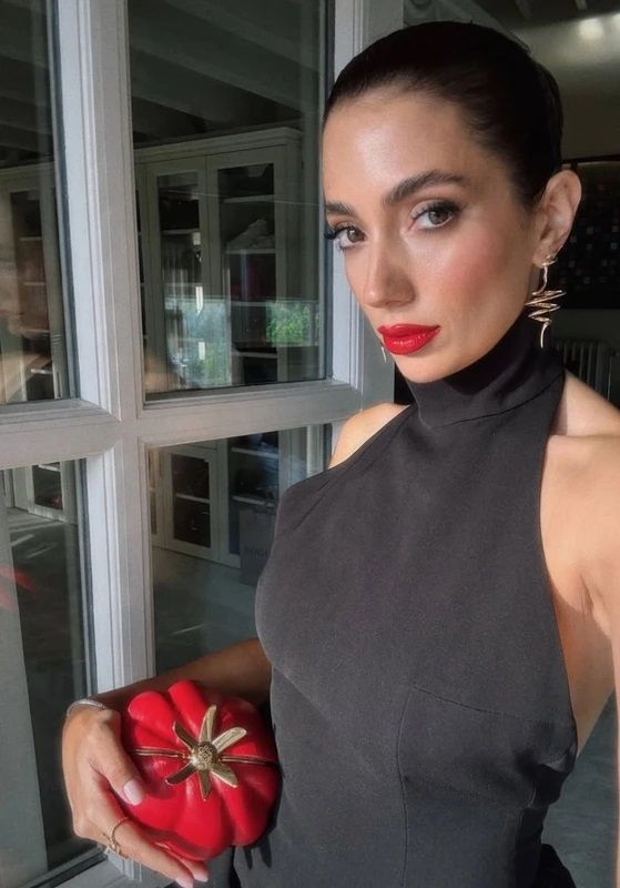 Rachel Araz'ın domates şeklindeki çantasının fiyatı dudak uçuklattı! 4