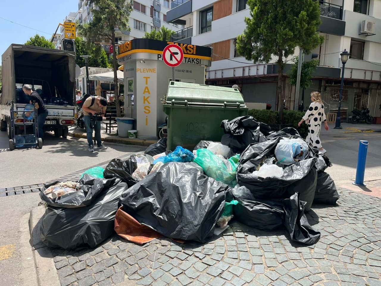 İzmir'i çöp dağları sardı! Konak'ta grev kararı sonrası sokaklarda kokudan yürünmüyor 8