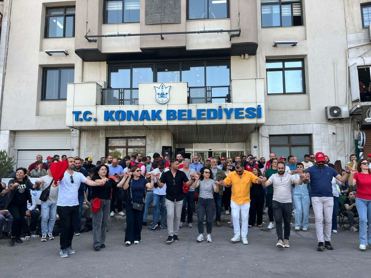 İzmir'i çöp dağları sardı! Konak'ta grev kararı sonrası sokaklarda kokudan yürünmüyor 6