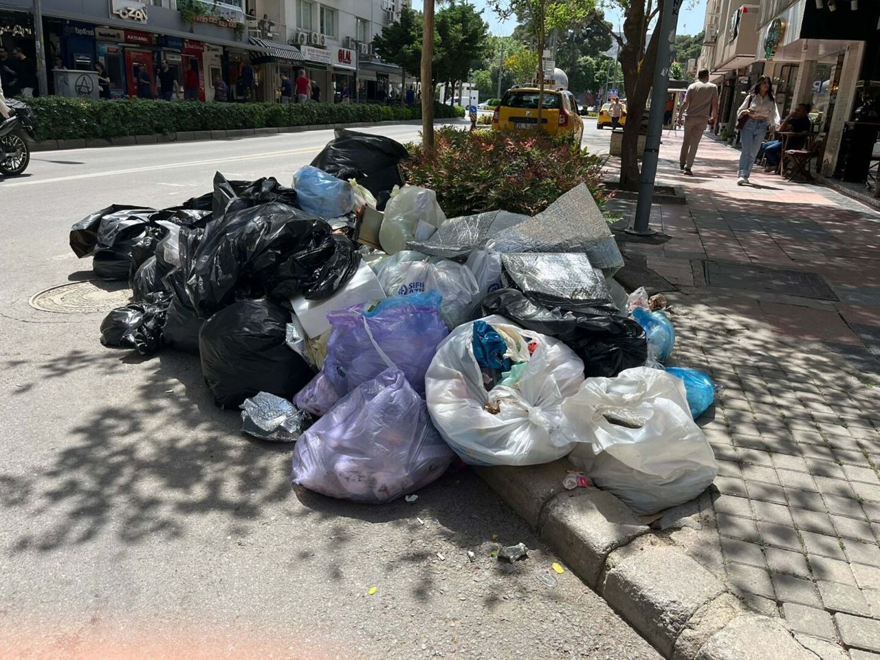 İzmir'i çöp dağları sardı! Konak'ta grev kararı sonrası sokaklarda kokudan yürünmüyor 5