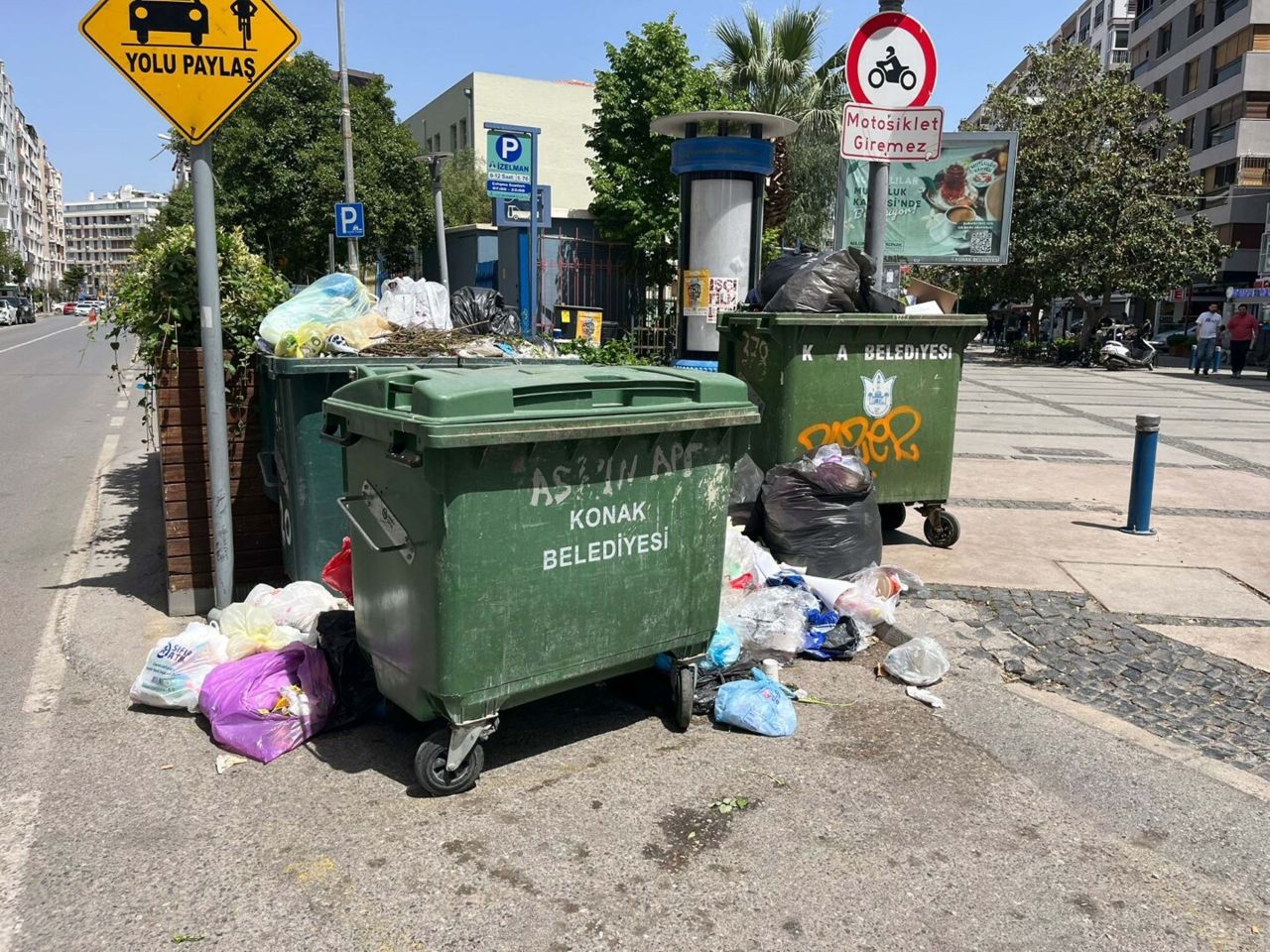 İzmir'i çöp dağları sardı! Konak'ta grev kararı sonrası sokaklarda kokudan yürünmüyor 2