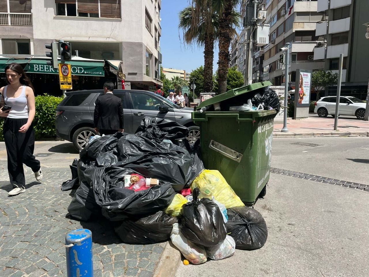 İzmir'i çöp dağları sardı! Konak'ta grev kararı sonrası sokaklarda kokudan yürünmüyor 1