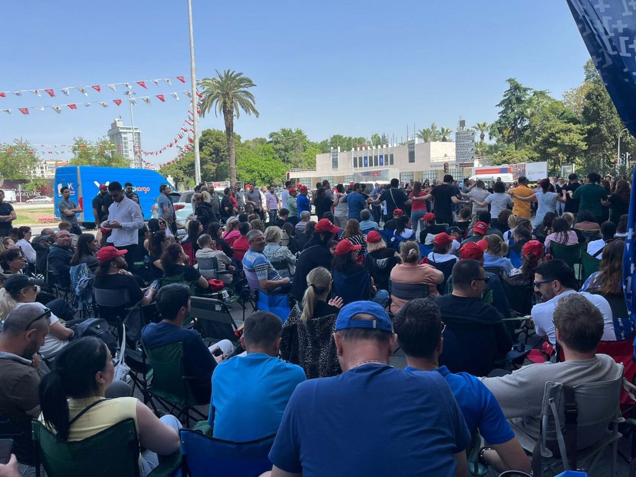 İzmir'i çöp dağları sardı! Konak'ta grev kararı sonrası sokaklarda kokudan yürünmüyor 7